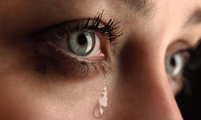 donna in lacrime
