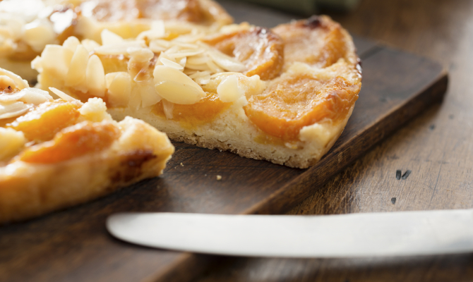 Torta di albicocche e mandorle: il dolce è fragrante