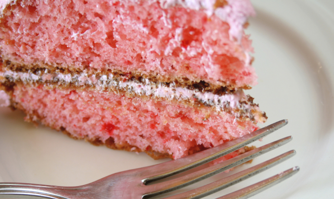 Dessert floreale: la torta è a base di rosa