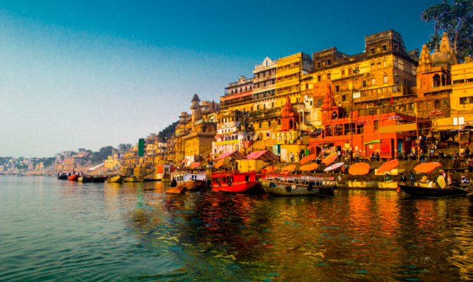 Veduta della città sacra di Varanasi