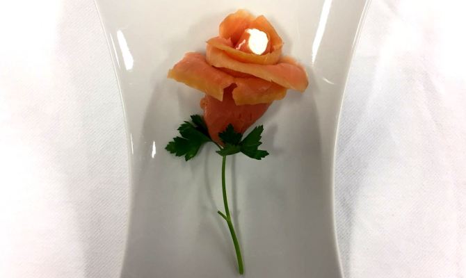 Rosa di salmone affumicato e crema acida