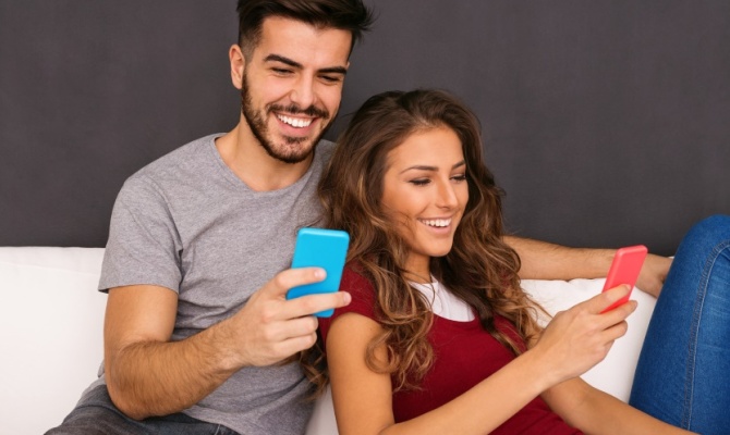 Coppia con smartphone, texting, coppia, amore 