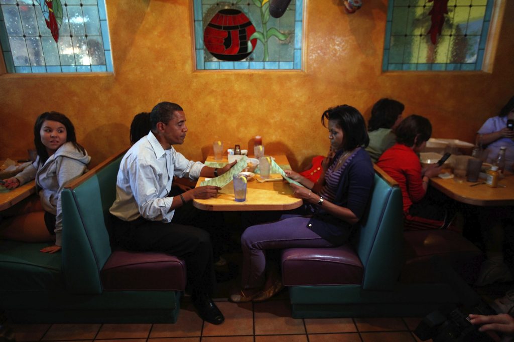 Barack Obama e sua moglie Michelle al ristorante