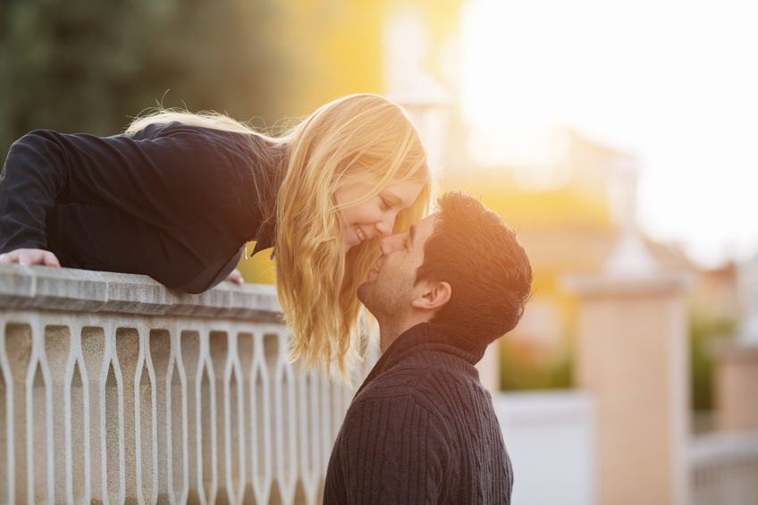 Bacio di giovane coppia