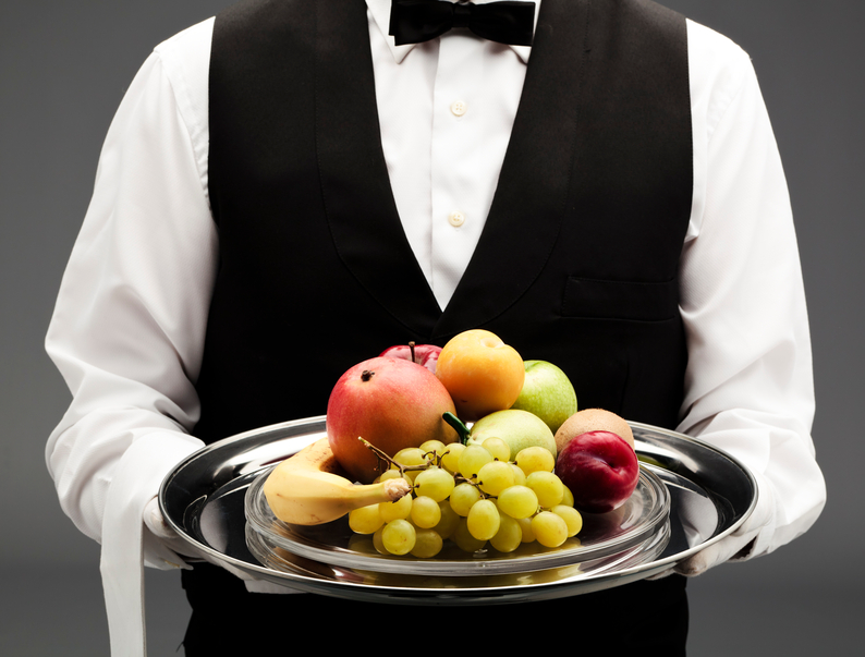 Cameriere con frutta