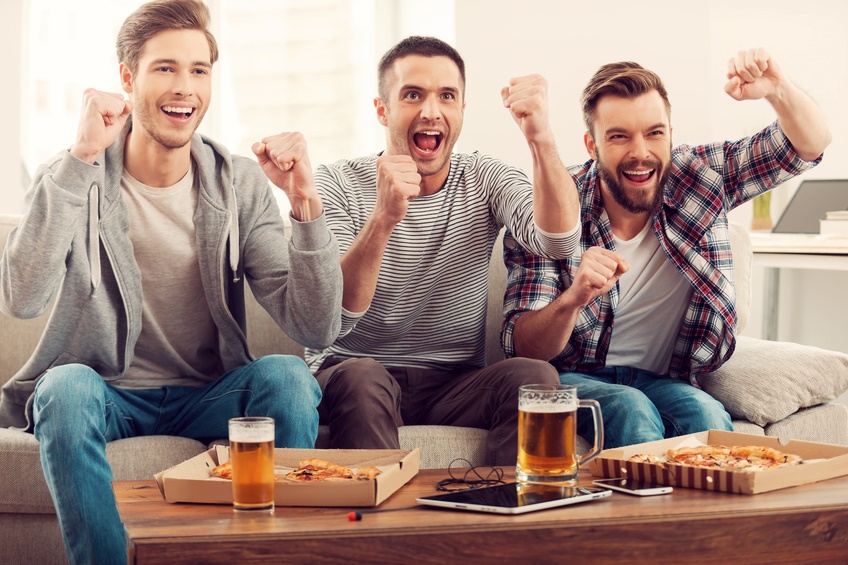 Calcio, amici e pizza davanti alla tv