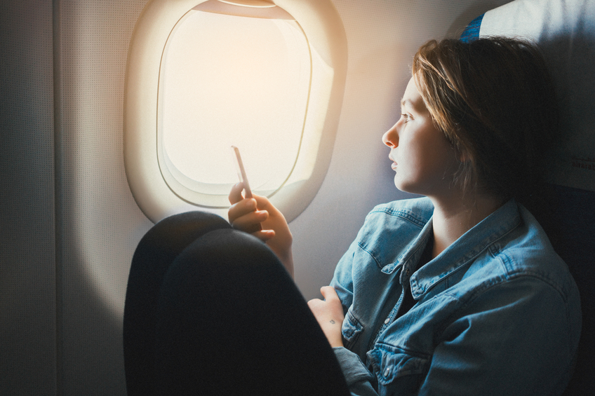 Viaggio di una ragazza in aereo