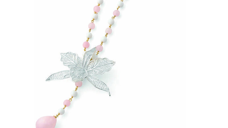 Collana Misis argento placcato oro 18 Kt e argentato con orchidea in filigrana. Pietre quarzo rosa e agata bianca