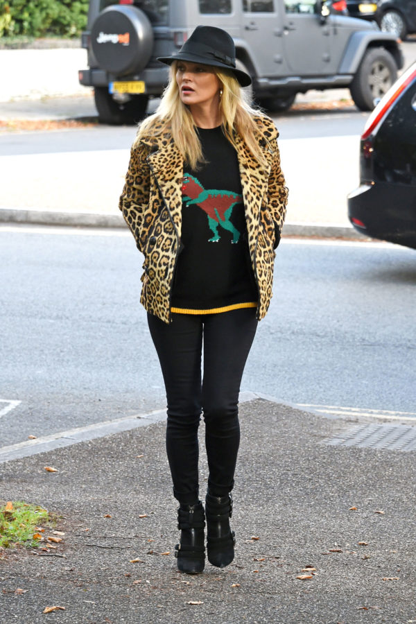 Kate Moss indossa il maglione “Rexy” della collezione Coach1941 là dove, a fare da protagonista, è un tirannosauro