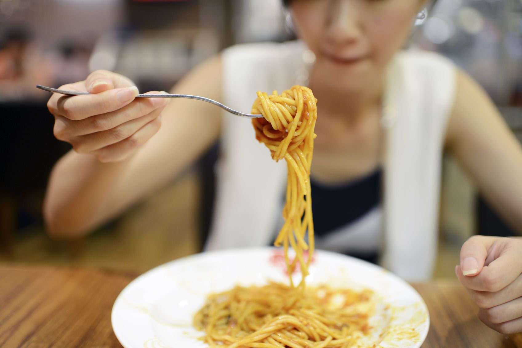 Реклама лапши. Девушка ест макароны. Человек ест макароны. Паста кушать. Кушает спагетти.