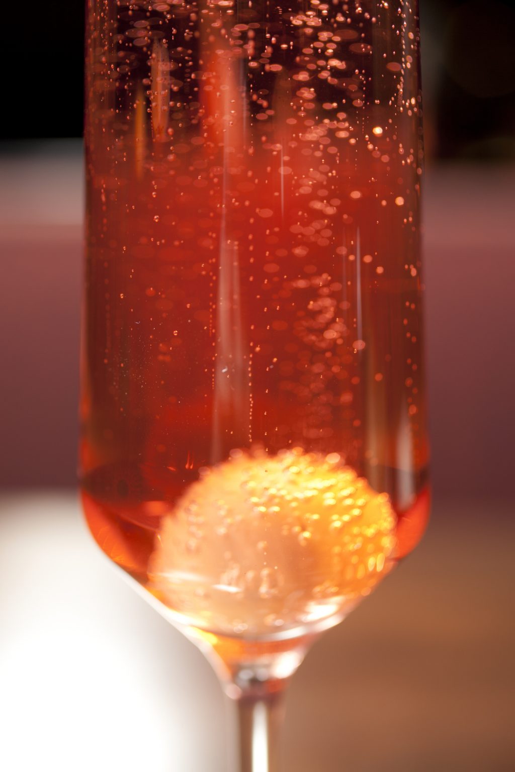 Dazzle, fragole e champagne in un cocktail