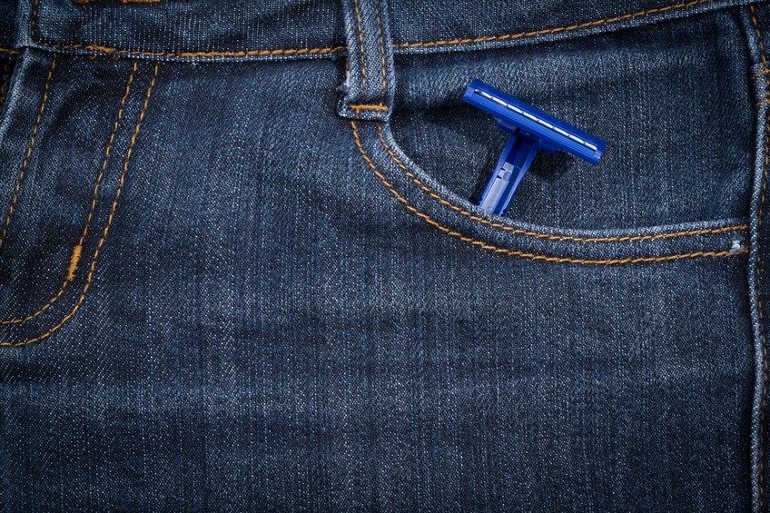 Prolungare la vita del rasoio ? Basta un jeans