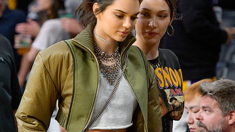 Kendal Jenner, a spasso con il bomber