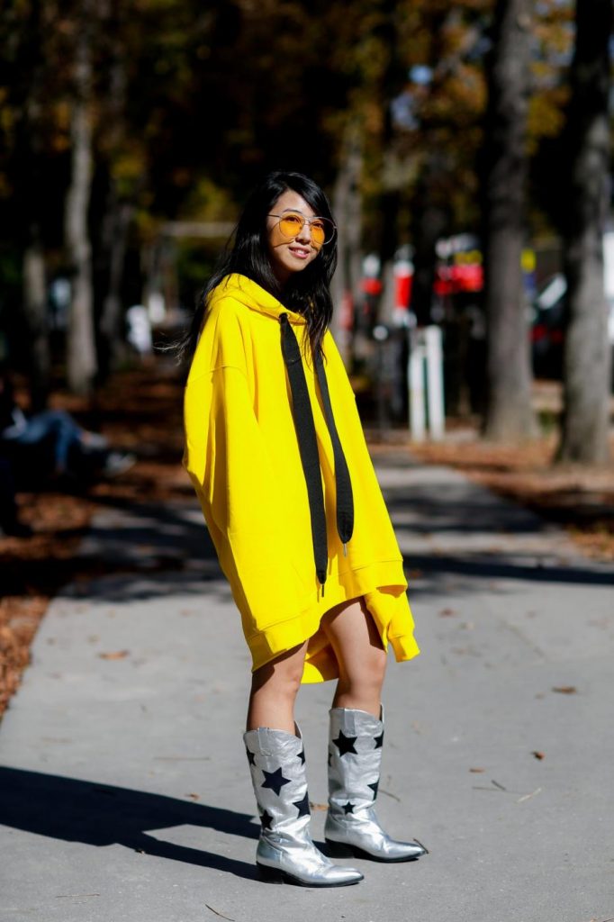 Street style, la blogger Yuwei Zhangzou a Parigi. Foto LaPresse