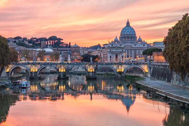 Italia, Roma. San Pietro al tramonto