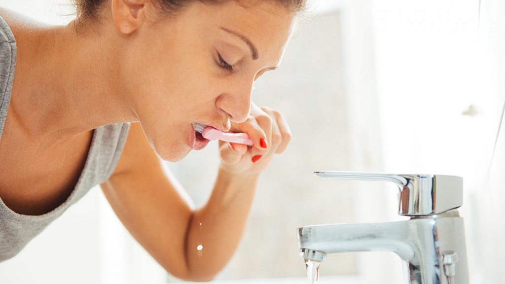 Lavarsi i denti nel modo giusto per non fare danni