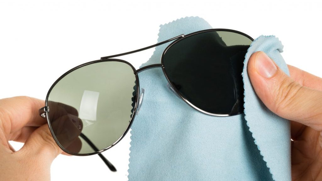 Pulizia degli occhiali da sole con metodi fai da te 