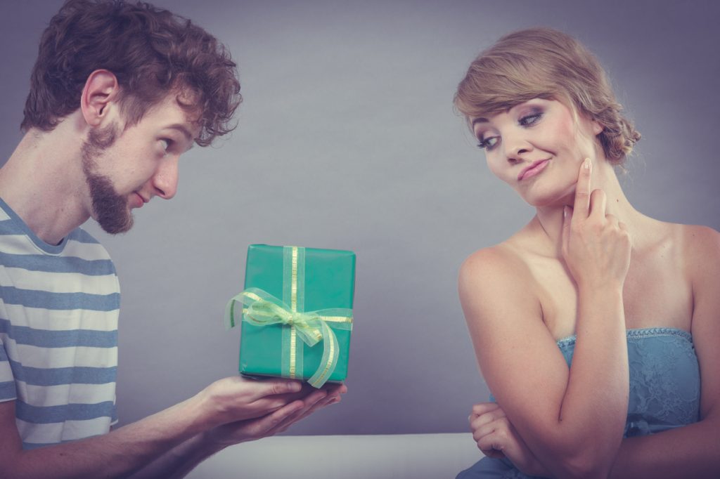 Chiedere scusa in amore: meglio con un regalo?