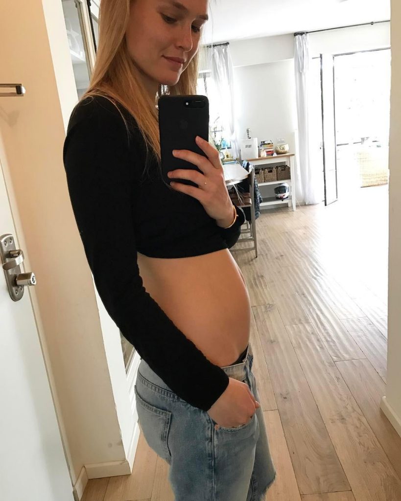Bar Refaeli su Instagram annuncia la nuova gravidanza. Foto LaPresse