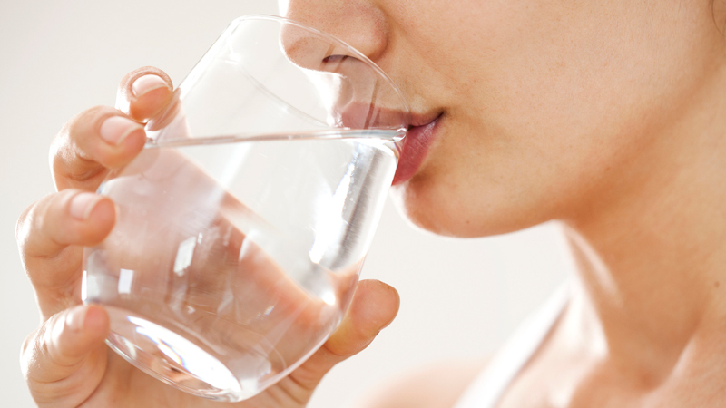 Bere acqua: formula scientifica ne rivela il fabbisogno
