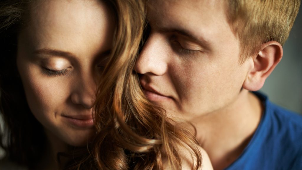 Sesso e odori: quanto conta il ‘naso’ nell’amore?