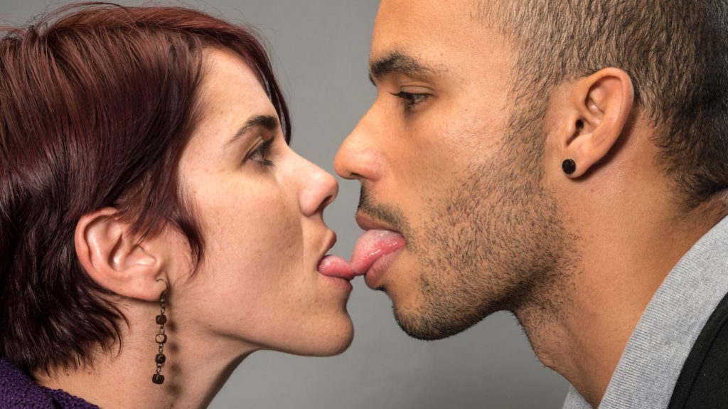 Bacio francese: perché la saliva non disgusta?