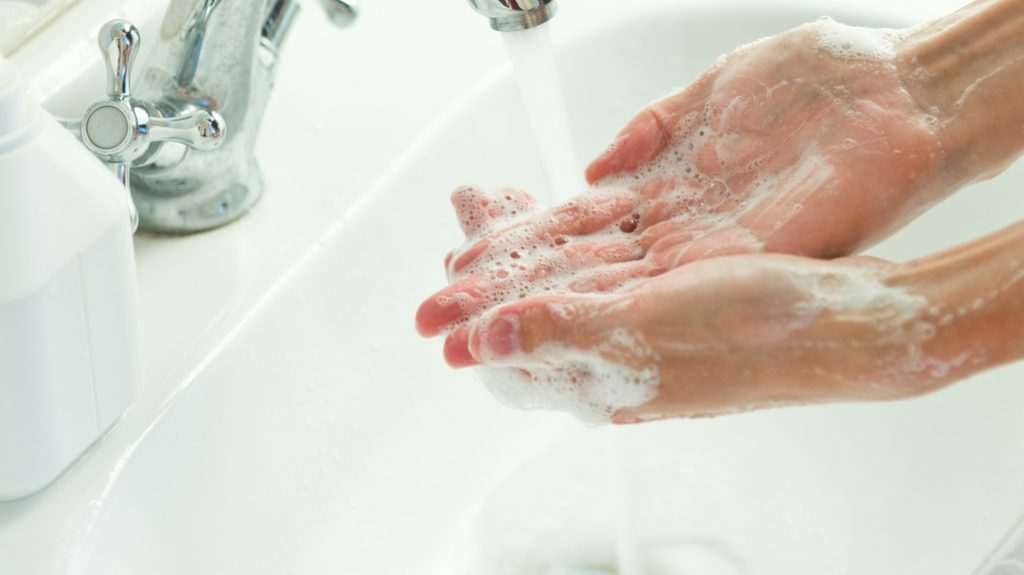 Germi sulle mani: come lavarli via efficacemente