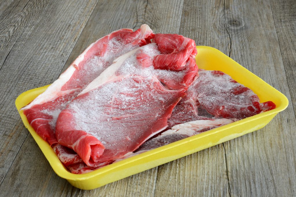 Scongelare la carne nel microonde fa male alla salute