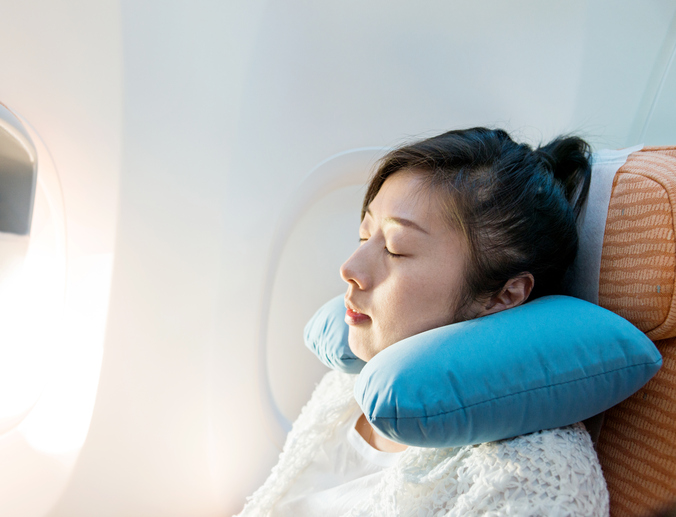 Segreti per dormire in aereo: le 5 mosse giuste