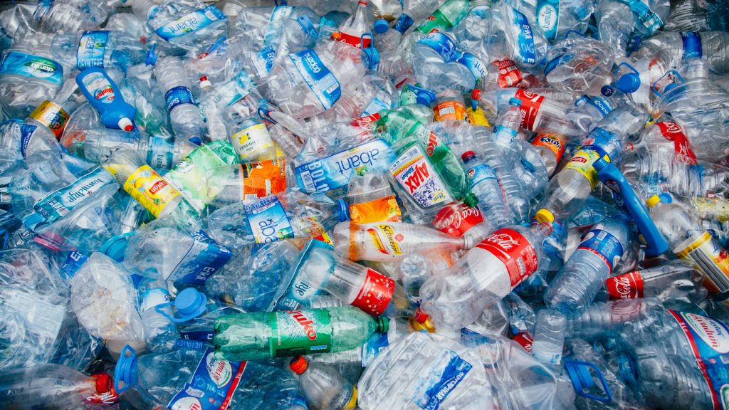 Plastica, ridurre lo spreco per salvare il pianeta