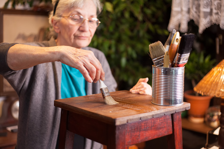Bricolage e lavoro manuale di una donna anziana