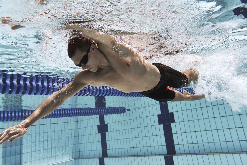 Swimwear maschile, il nuoto è iper-accessoriato