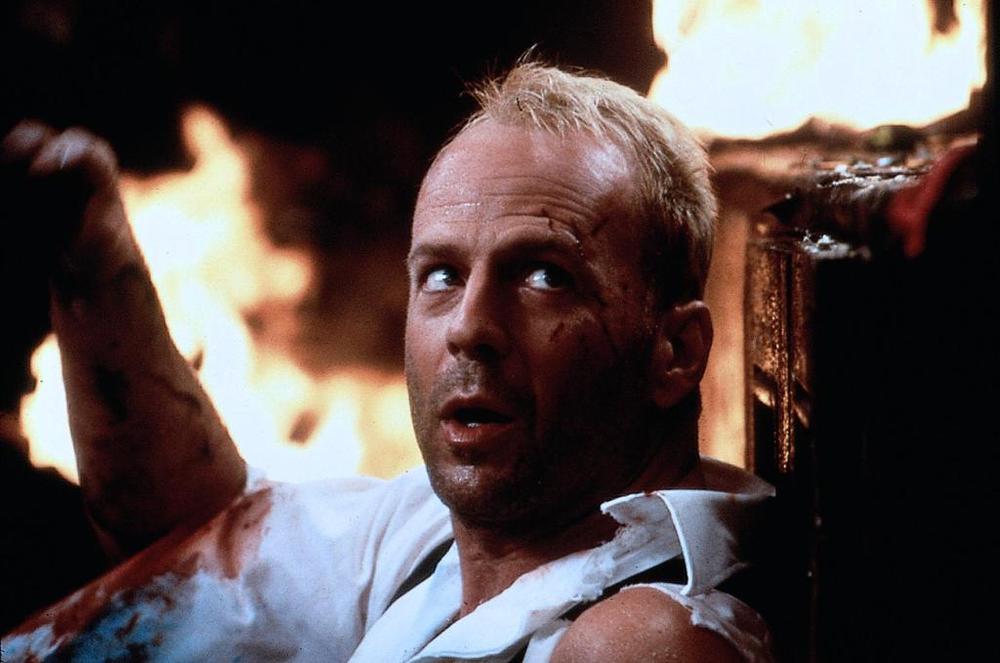 I mille volti di Bruce Willis, come è cambiata la star a 30 anni da Die Hard