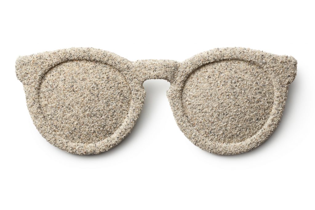 Come rimuovere sabbia e salsedine dagli occhiali