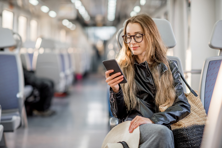 Millennials, viaggiano utilizzando gli smartphone