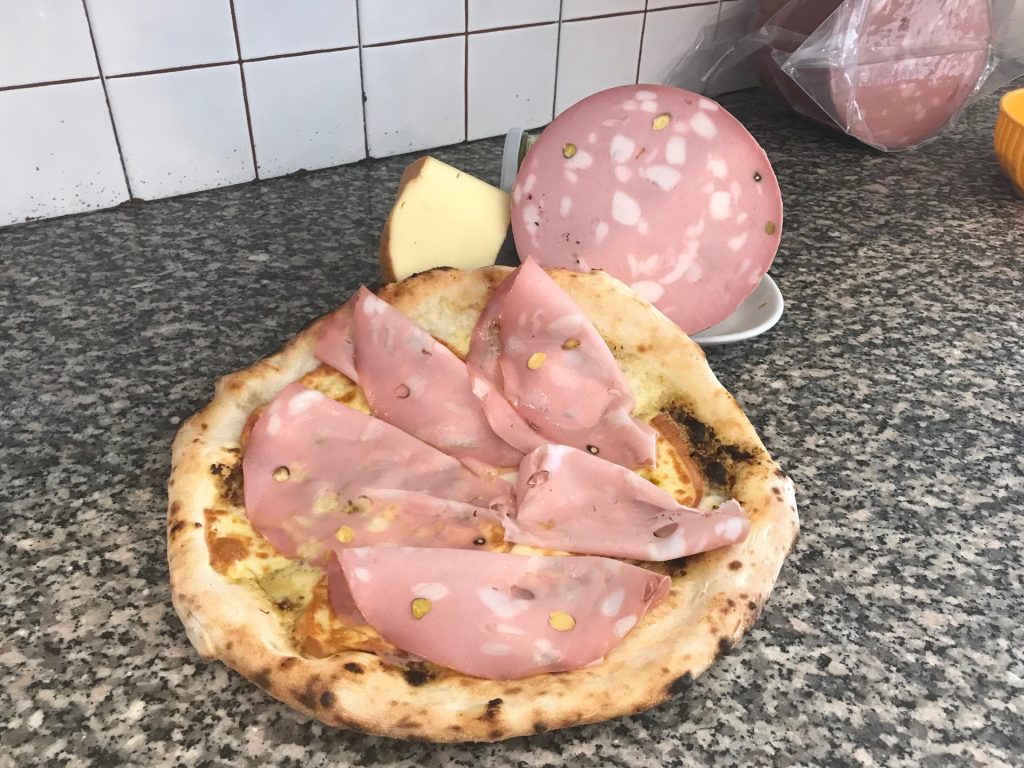 Pizza Emiliana con pesto e mortadella