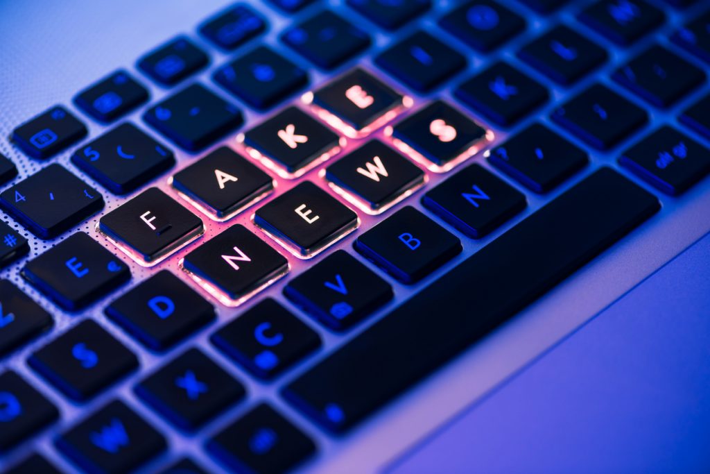 Fake news, ma non solo: cosa rischia chi va online