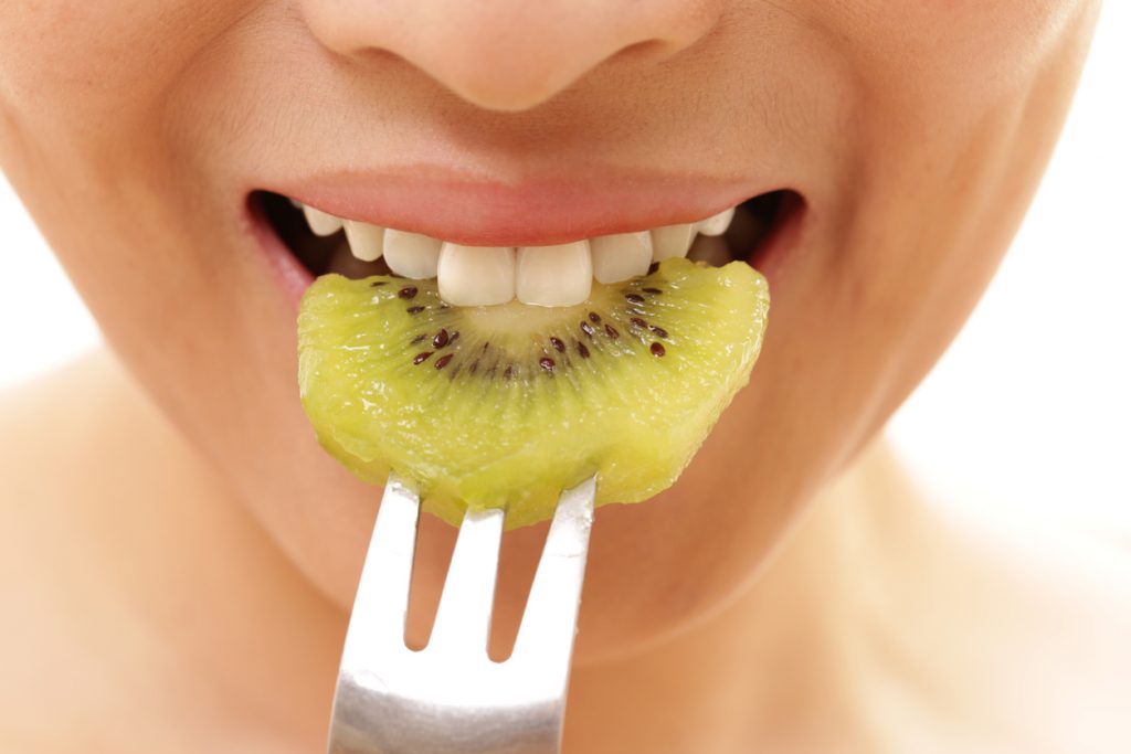 Mangiare kiwi è piacevole e fa bene alla salute