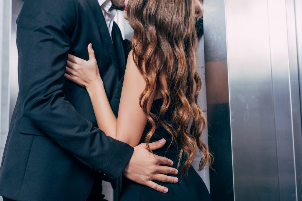 amore in ascensore, bacio