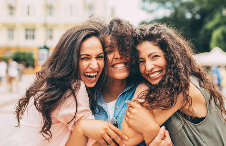 sorrisi, amiche, affetto, abbraccio